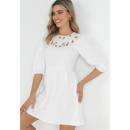 Biała Taliowana Sukienka Mini z Ażurowymi Wycięciami Przy Dekolcie Chesine ze sklepu Born2be Odzież w kategorii Sukienki - zdjęcie 152695143