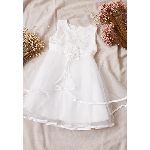 Biała Rozkloszowana Sukienka z Dekoracyjnym Kwiatem i Tiulem Tien ze sklepu Born2be Odzież w kategorii Sukienki dziewczęce - zdjęcie 152931644