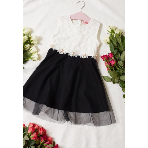 Czarno-Biała Rozkloszowana Sukienka z Haftem i Kwiatami Iritha ze sklepu Born2be Odzież w kategorii Sukienki dziewczęce - zdjęcie 153023564