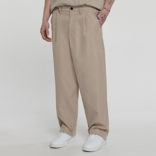 Cropp - Beżowe spodnie loose ADU.LTD - beżowy ze sklepu Cropp w kategorii Spodnie męskie - zdjęcie 153088612