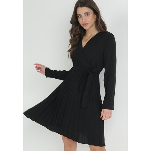 Czarna Sukienka Plisowana z Kopertowym Dekoltem i Paskiem Minesia ze sklepu Born2be Odzież w kategorii Sukienki - zdjęcie 153135760