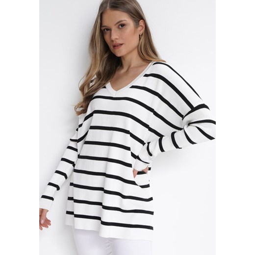 Biało-Czarny Oversizowy Sweter w Paski z Trójkątnym Dekoltem Darivia ze sklepu Born2be Odzież w kategorii Swetry damskie - zdjęcie 153138241