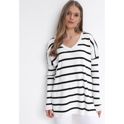 Biały Oversizowy Sweter w Paski z Trójkątnym Dekoltem Darivia ONE SIZE promocyjna cena Born2be Odzież