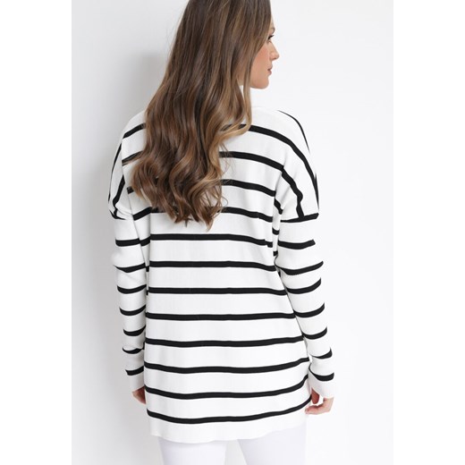 Biały Oversizowy Sweter w Paski z Trójkątnym Dekoltem Darivia ONE SIZE promocyjna cena Born2be Odzież