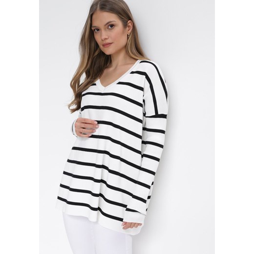Biały Oversizowy Sweter w Paski z Trójkątnym Dekoltem Darivia ONE SIZE wyprzedaż Born2be Odzież