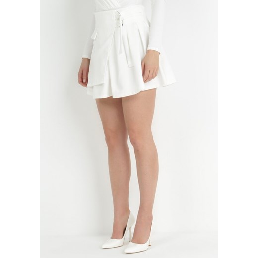 Biała Kopertowa Spódnica Mini z Ozdobnymi Paskami Conia ze sklepu Born2be Odzież w kategorii Spódnice - zdjęcie 153232203