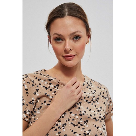 Bluzka z drobnym kwiatowym printem karmelowa ze sklepu Moodo.pl w kategorii Bluzki damskie - zdjęcie 153348240