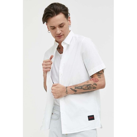 HUGO koszula męska kolor biały regular z kołnierzykiem klasycznym 50475668 ze sklepu ANSWEAR.com w kategorii Koszule męskie - zdjęcie 153383382