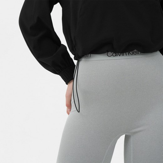 Calvin Klein kurtka damska czarna z elastanu krótka bez kaptura 