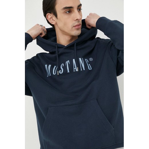 Mustang bluza bawełniana męska kolor granatowy z kapturem z nadrukiem Mustang S ANSWEAR.com