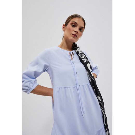 Sukienka maxi z wiązaniem na dekolcie błękitna ze sklepu Moodo.pl w kategorii Sukienki - zdjęcie 153522282