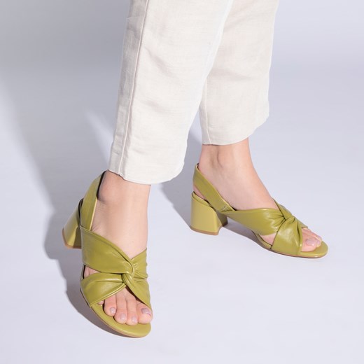 Damskie sandały z miękkiej skóry na słupku zielone ze sklepu WITTCHEN w kategorii Sandały damskie - zdjęcie 153707930