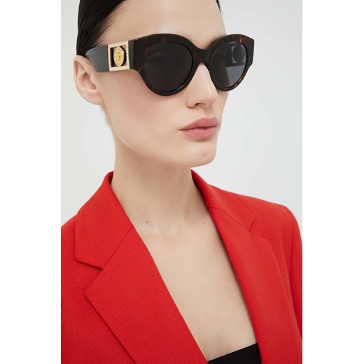 Versace okulary przeciwsłoneczne damskie kolor brązowy Versace 52 wyprzedaż ANSWEAR.com