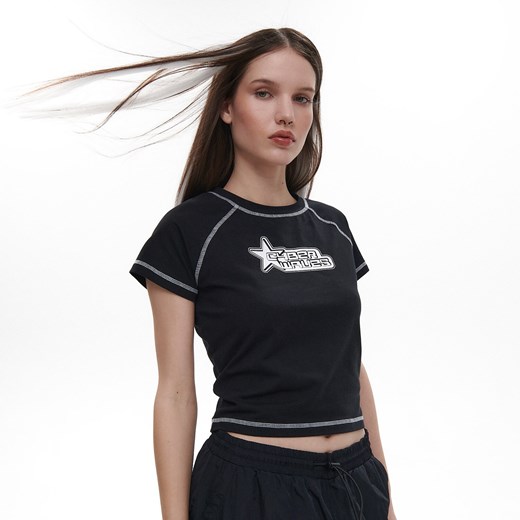 Cropp - Czarny t-shirt crop z nadrukiem - czarny ze sklepu Cropp w kategorii Bluzki damskie - zdjęcie 154076560