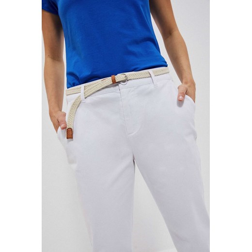 Spodnie typu chinos białe ze sklepu Moodo.pl w kategorii Spodnie damskie - zdjęcie 154162823