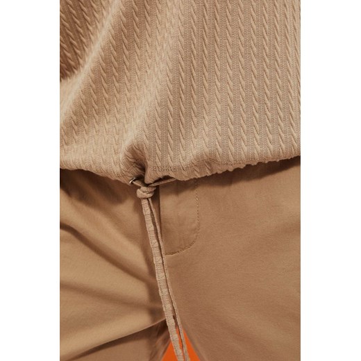 Bluzka ze strukturalnej tkaniny ciemnobeżowa ze sklepu Moodo.pl w kategorii Bluzki damskie - zdjęcie 154162860