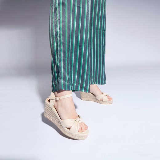 Damskie sandały na koturnie z ozdobnym supełkiem beżowe ze sklepu WITTCHEN w kategorii Sandały damskie - zdjęcie 154173850
