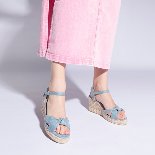 Damskie sandały na koturnie z ozdobnym supełkiem niebieske ze sklepu WITTCHEN w kategorii Sandały damskie - zdjęcie 154173851