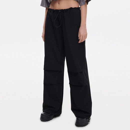Cropp - Czarne spodnie jogger z szeroką nogawką - czarny ze sklepu Cropp w kategorii Spodnie damskie - zdjęcie 154192092