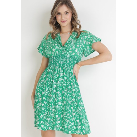 Zielona Kwiecista Sukienka Mini z Wiskozy z Marszczoną Gumką w Pasie Catela ze sklepu Born2be Odzież w kategorii Sukienki - zdjęcie 154199301