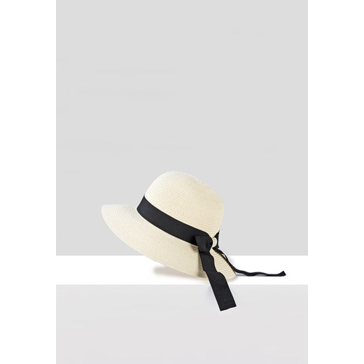 Biały kapelusz z czarną wstążką ze sklepu Molton w kategorii Kapelusze damskie - zdjęcie 154308743