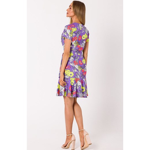 Sukienka kopertowa w kwiatowy wzór z wiązaniem na boku M738, Kolor fioletowy, Moe S Primodo