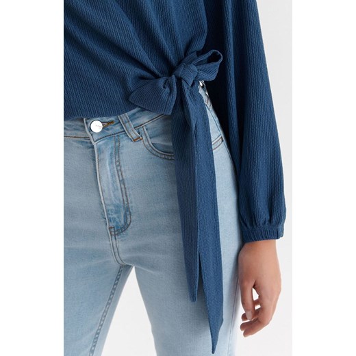 Kopertowa bluzka damska z wiązaniem w kolorze niebieskim SBD1429, Kolor Top Secret 36 Primodo