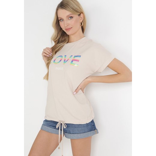 Jasnobeżowy Bawełniany T-shirt ze Ściągaczem na Dole i Napisem Love Dannia M/L wyprzedaż Born2be Odzież