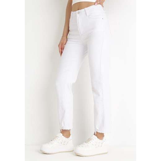 Białe Jeansy Straight z Wysokim Stanem z Postrzępionymi Nogawkami Saide ze sklepu Born2be Odzież w kategorii Spodnie damskie - zdjęcie 155811280