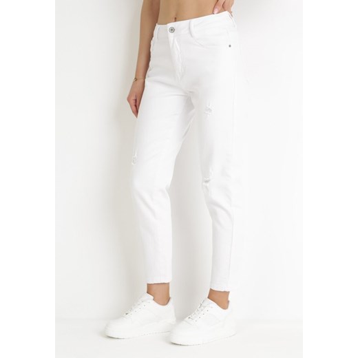 Białe Jeansy Mom Fit z Wysokim Stanem z Przetarciami Hannadais XL wyprzedaż Born2be Odzież