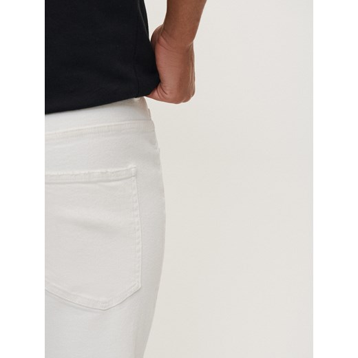 Białe jeansy slim fit z przetarciami - Biały House 34/32 House