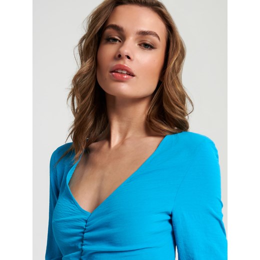 Sukienka Sinsay mini na randkę z dekoltem w literę v z długim rękawem dopasowana 