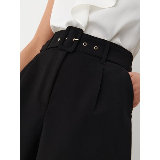 Mohito - Eleganckie szorty z paskiem - Czarny Mohito 42 Mohito