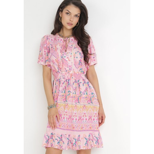 Różowa Sukienka Mini z Cienkimi Gumkami w Pasie i Ozdobnym Wiązaniem z Wiskozy Shailan ze sklepu Born2be Odzież w kategorii Sukienki - zdjęcie 156007444