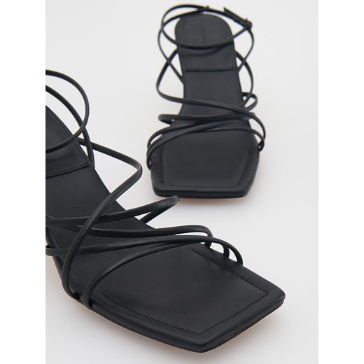 Sandały damskie Reserved na szpilce czarne eleganckie z klamrą 