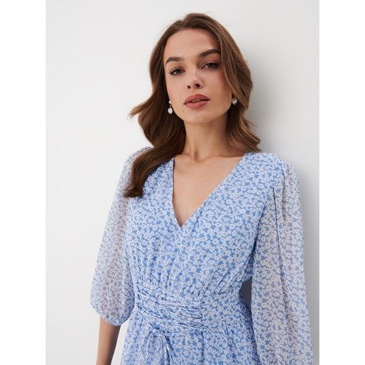 Sukienka niebieska Mohito z dekoltem w serek mini casual z długimi rękawami 