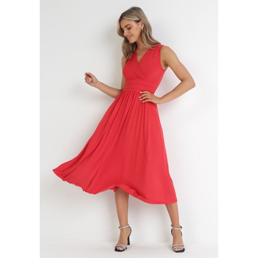Czerwona Sukienka Midi Bez Rękawów z Plisowanym Dołem Dreana ze sklepu Born2be Odzież w kategorii Sukienki - zdjęcie 156272854