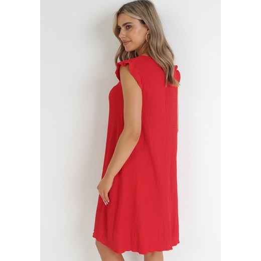 Czerwona Trapezowa Sukienka Midi z Falbankami przy Ramionach z Tłoczonej Tkaniny M promocyjna cena Born2be Odzież