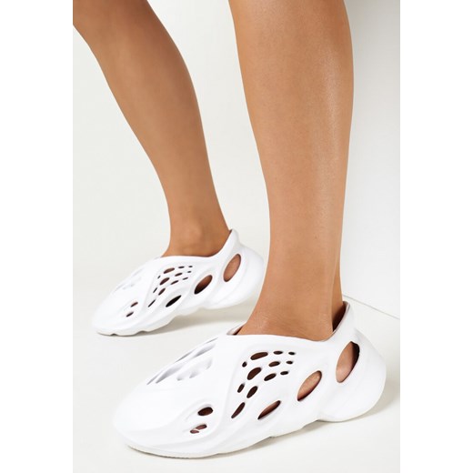 Białe Sneakersy z Pianki Zdobione Wycięciami Harelle ze sklepu born2be.pl w kategorii Buty sportowe damskie - zdjęcie 156914263
