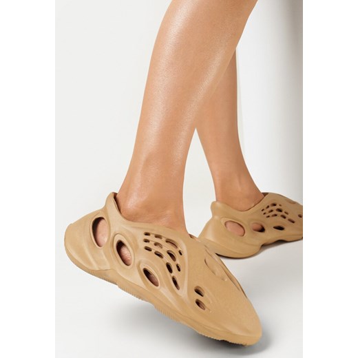 Ciemnobeżowe Sneakersy z Pianki Zdobione Wycięciami Harelle ze sklepu born2be.pl w kategorii Buty sportowe damskie - zdjęcie 157031704
