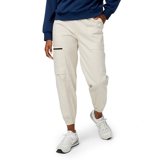 Spodnie New Balance WP31506TWF - beżowe ze sklepu streetstyle24.pl w kategorii Spodnie damskie - zdjęcie 157043504
