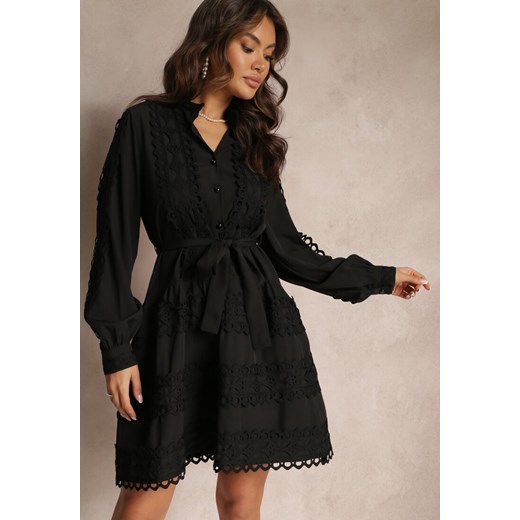 Czarna Sukienka Koszulowa z Wiązanym Paskiem i Ażurowymi Taśmami Deme ze sklepu Renee odzież w kategorii Sukienki - zdjęcie 157076953