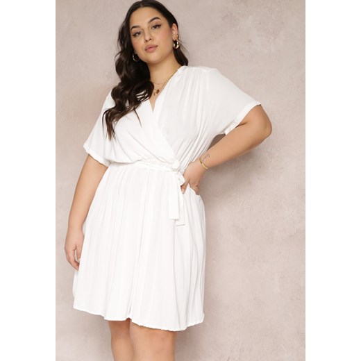 Biała Sukienka z Gumką w Pasie i Kopertowym Dekoltem Azrah ze sklepu Renee odzież w kategorii Sukienki - zdjęcie 157088043