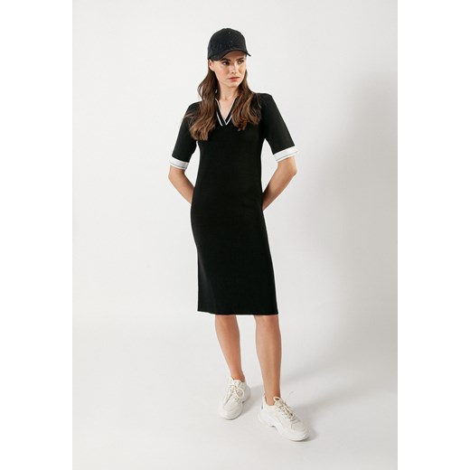 Czarna sportowa sukienka z kołnierzykiem polo ze sklepu Molton w kategorii Sukienki - zdjęcie 157127510