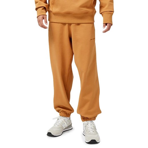 Spodnie dresowe New Balance MP23551TOB - pomarańczowe ze sklepu streetstyle24.pl w kategorii Spodnie męskie - zdjęcie 157129701