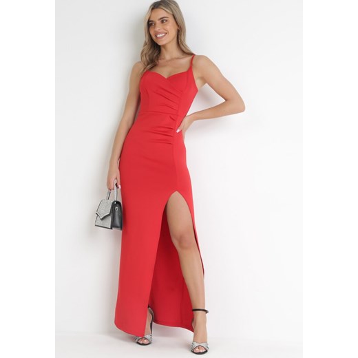 Sukienka czerwona Born2be rozkloszowana maxi w serek