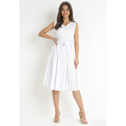 Biała Plisowana Sukienka Midi z Rozkloszowanym Dołem i Materiałowym Paskiem Katinka ze sklepu Born2be Odzież w kategorii Sukienki - zdjęcie 157270723