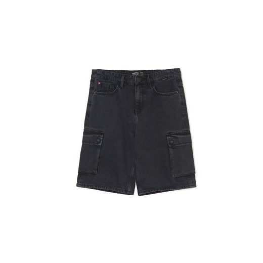 Cropp - Czarne szorty jeansowe z kieszeniami cargo - czarny ze sklepu Cropp w kategorii Spodenki męskie - zdjęcie 157284054