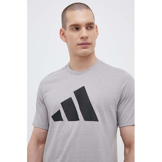 adidas Performance t-shirt treningowy Train Essentials Feelready Logo kolor szary z nadrukiem IB8276 ze sklepu ANSWEAR.com w kategorii T-shirty męskie - zdjęcie 157317081