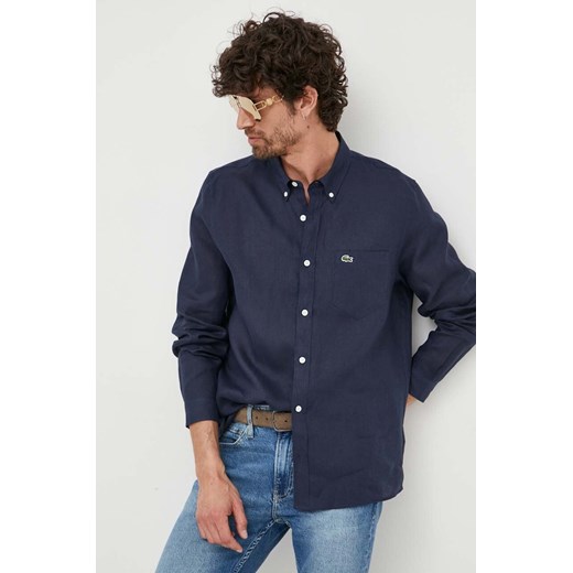 Lacoste koszula lniana kolor granatowy regular z kołnierzykiem button-down ze sklepu ANSWEAR.com w kategorii Koszule męskie - zdjęcie 157453731